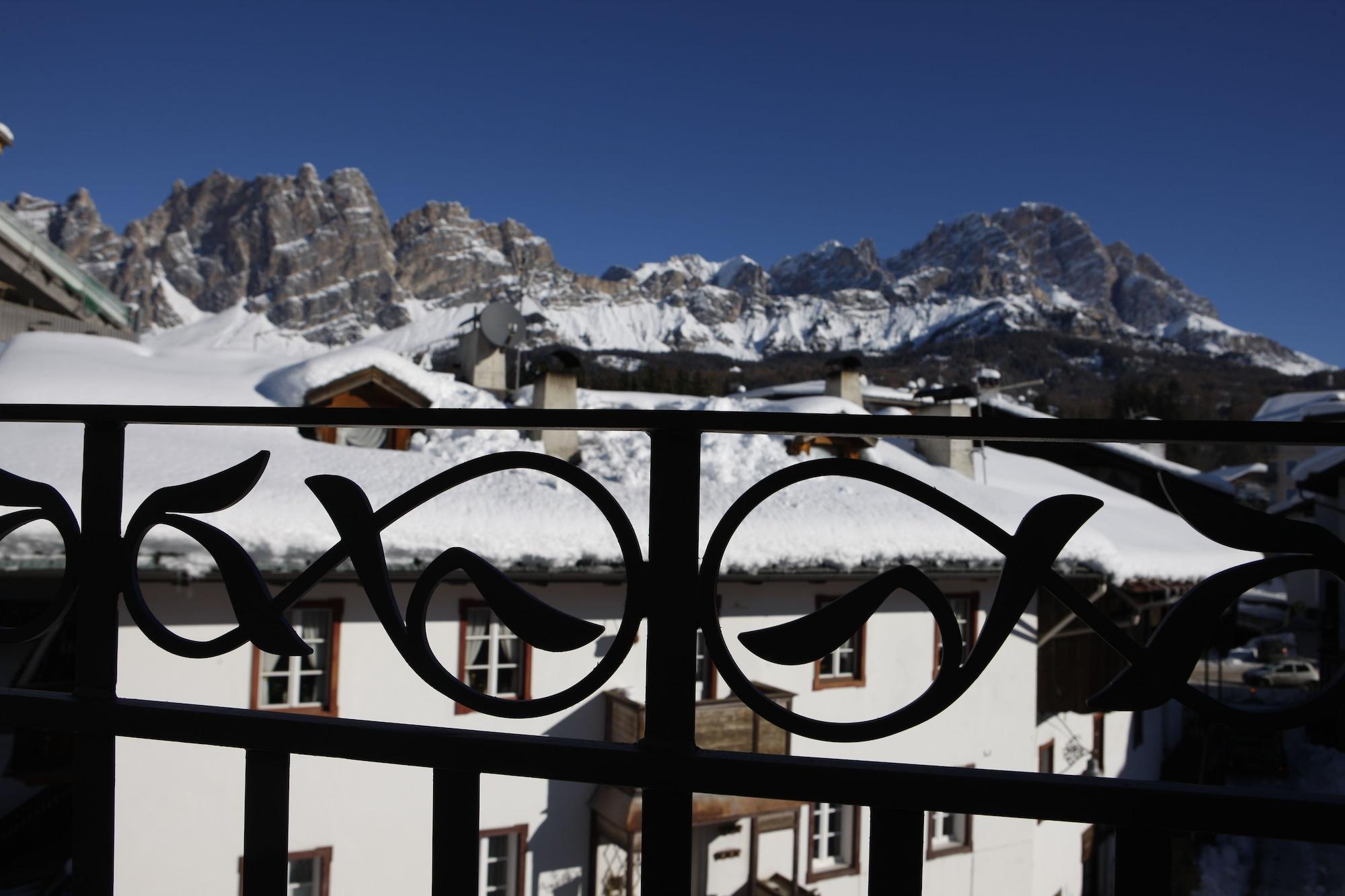 Hotel Cortina Cortina dʼAmpezzo Esterno foto